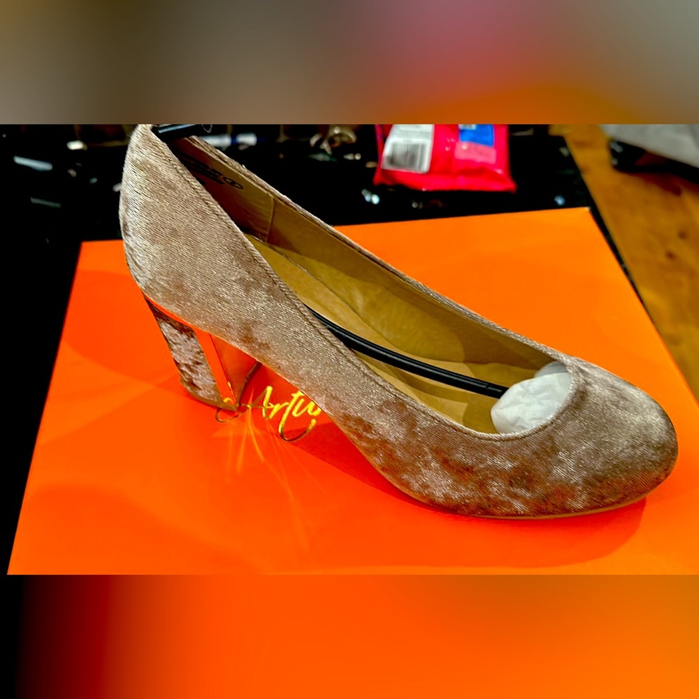 Not rated size8 light purple velvet high heels